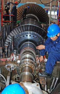 專業(yè)守護(hù)，安全無(wú)憂 工人檢修與普通機(jī)械設(shè)備安裝服務(wù)解析